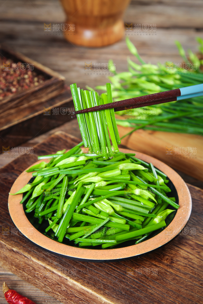 筷子夹着的韭苔
