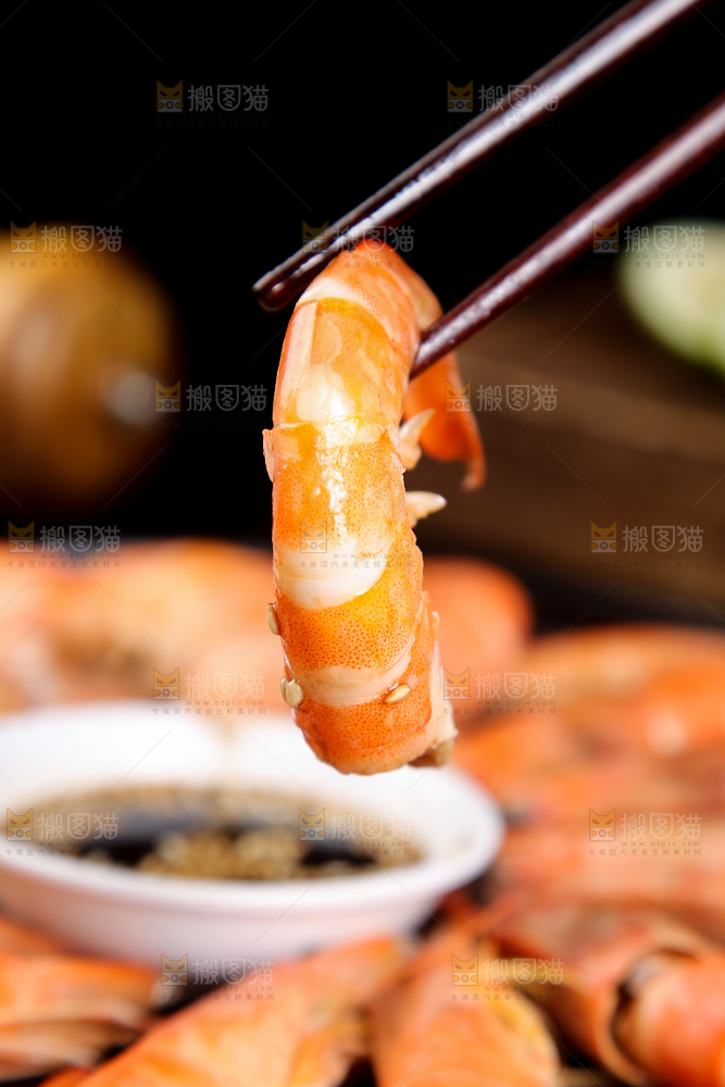 筷子上夹着白灼对虾