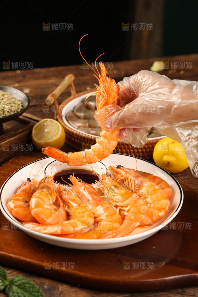手里拿着白灼大虾