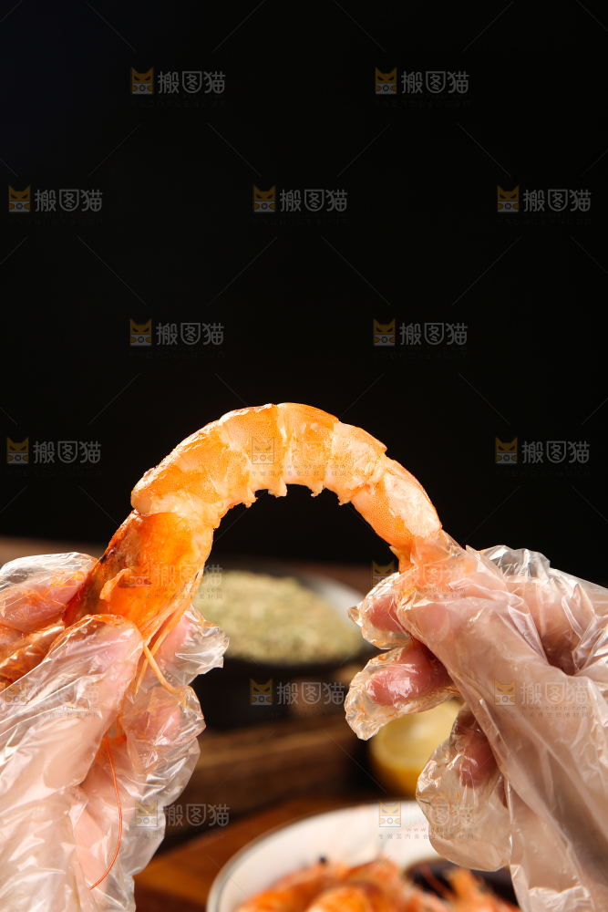 手里拿着白灼大虾