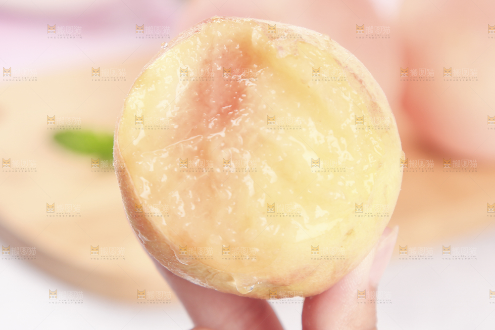 手拿着无锡水蜜桃
