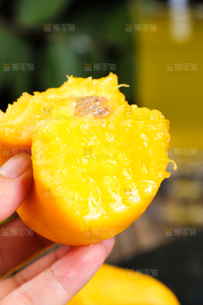 手上拿着的黄蟠桃