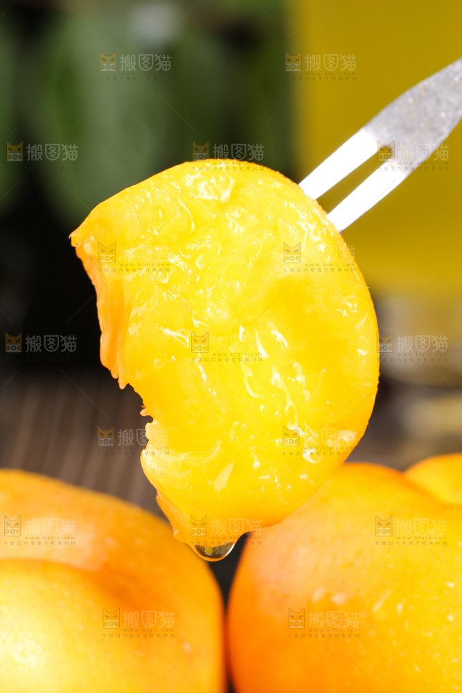 叉子上插着的蟠桃果肉