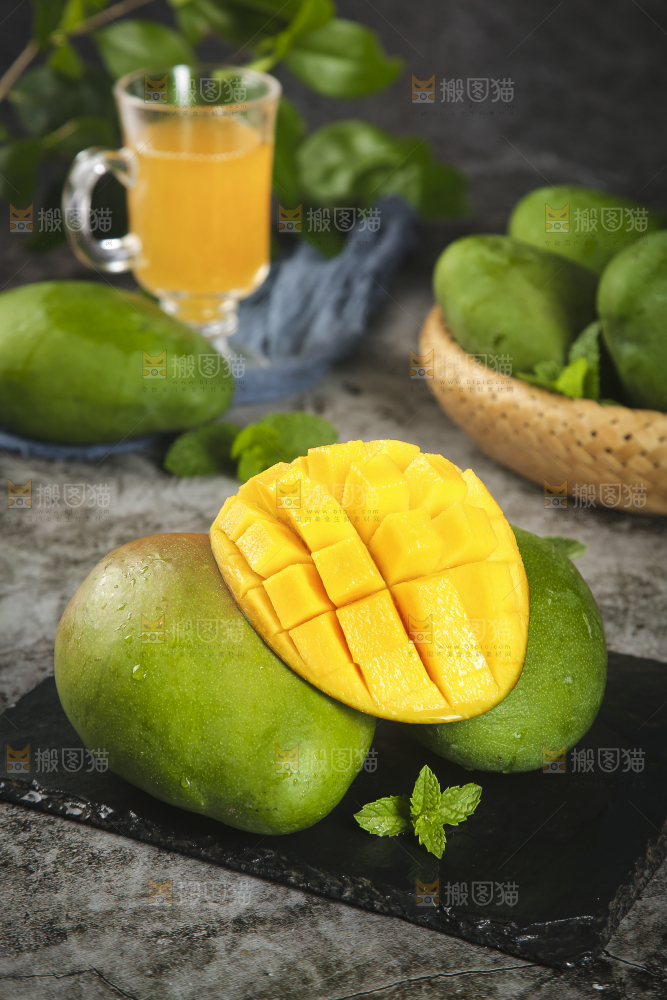 黑板上放着凯特芒
