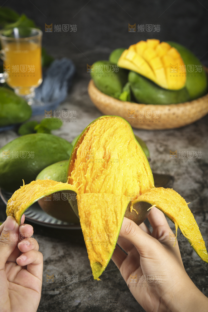 手上正在剥皮的凯特芒