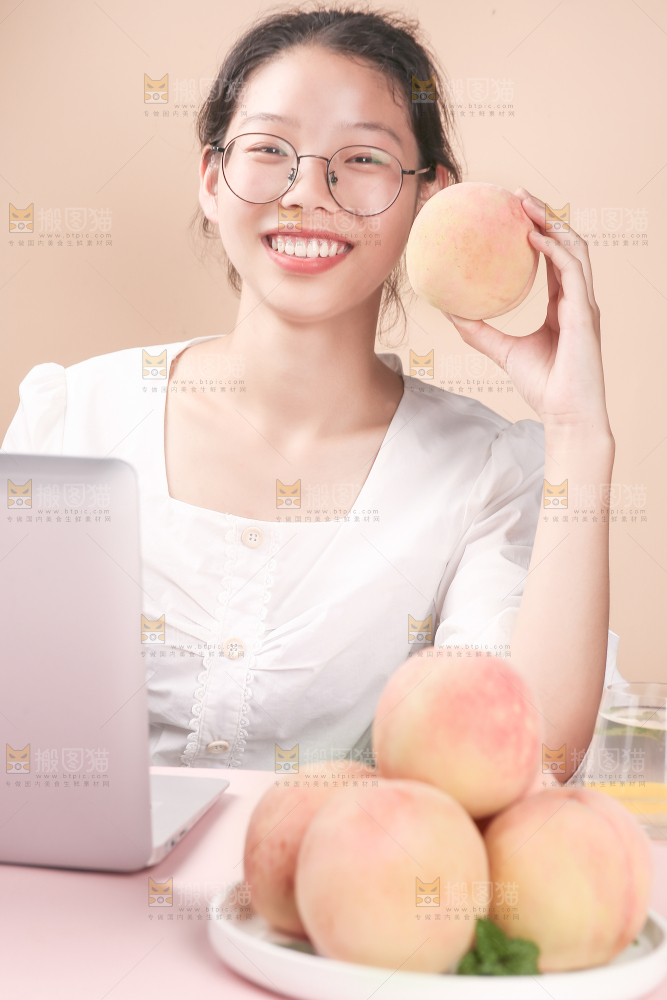 女孩手里拿着水蜜桃