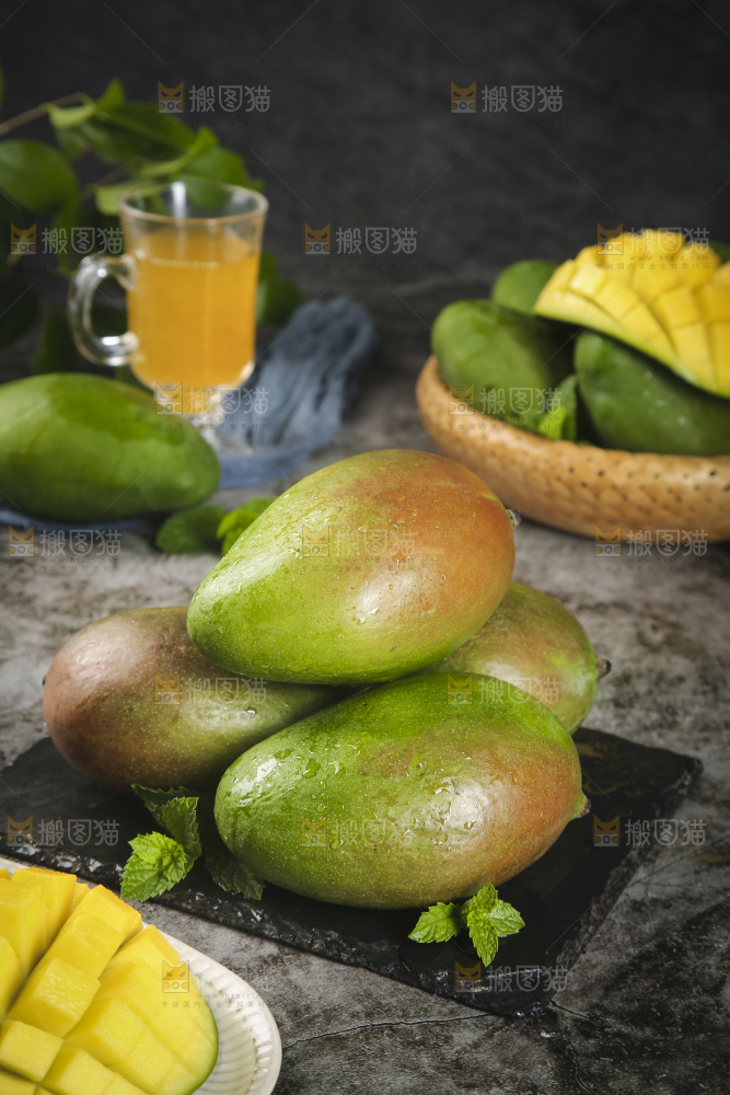 黑板上放着一堆凯特芒
