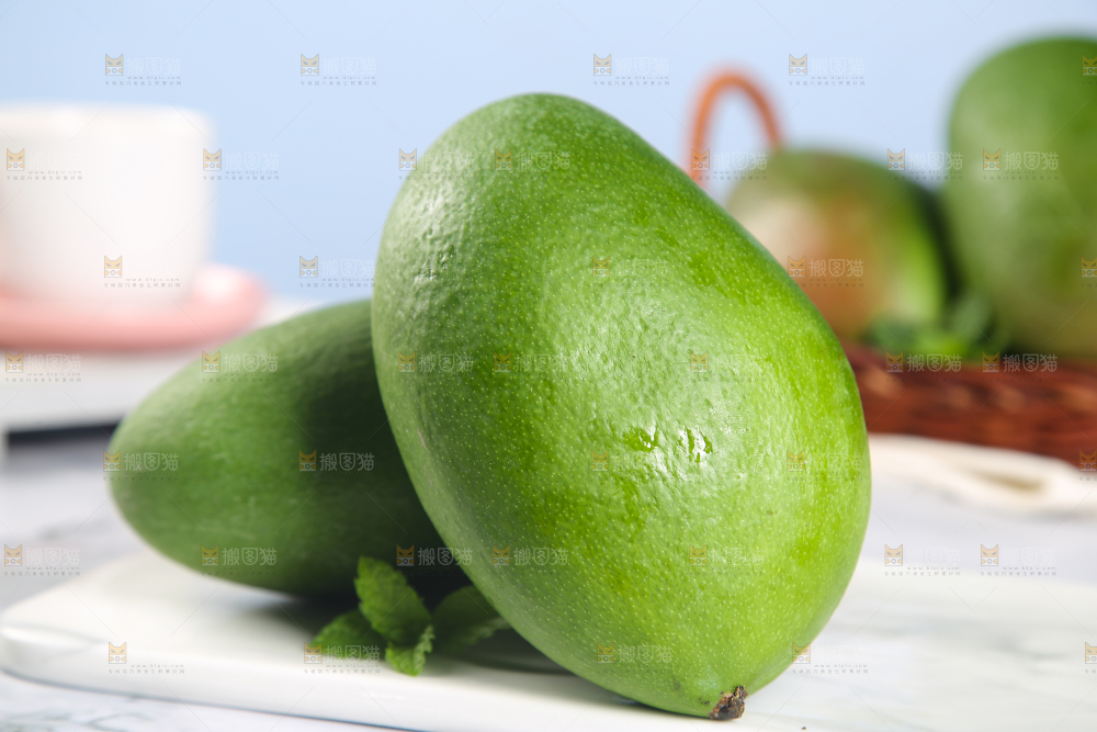 石板上放着青皮凯特芒