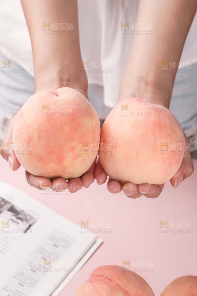 手上拿着水蜜桃