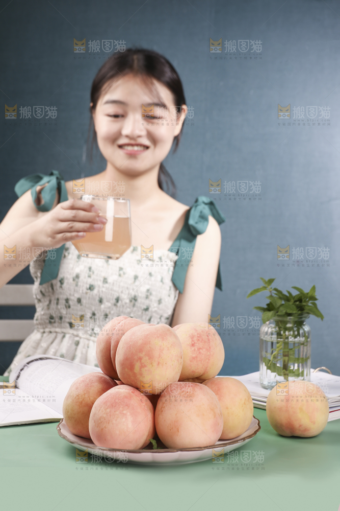 女孩手里端着一杯蜜桃汁