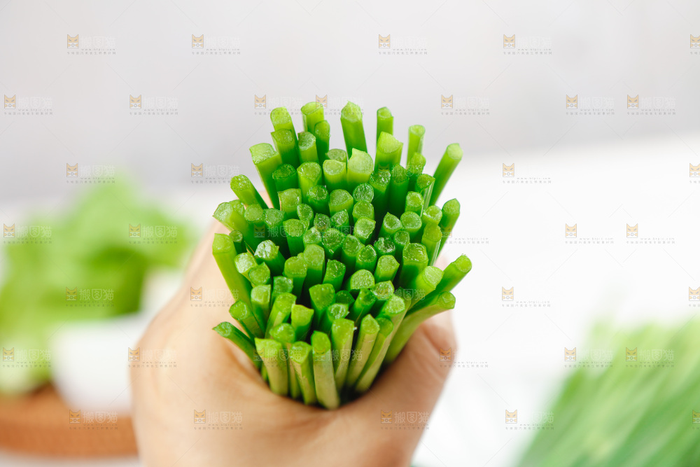 手拿着一把韭菜苔