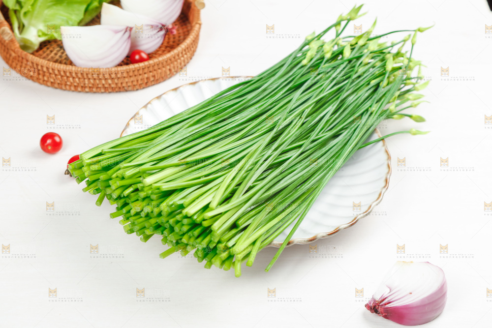 盘子里放着韭菜苔