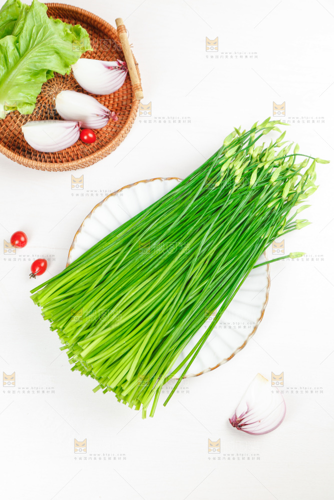 盘子里放着韭菜苔