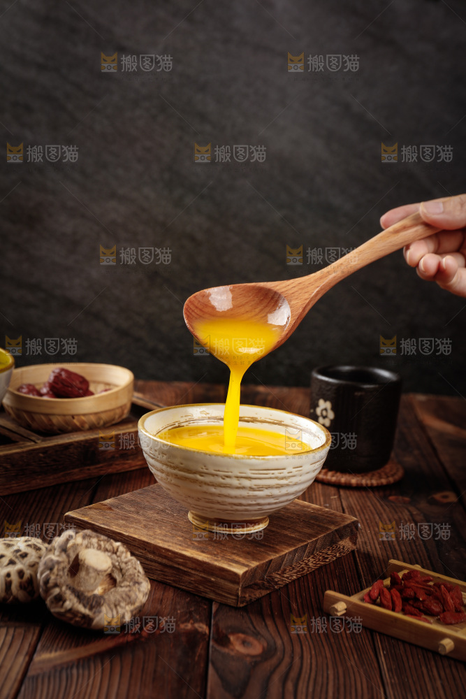 勺子上舀着金汤佛跳墙