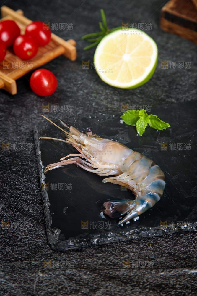 黑底上放着的大河虾