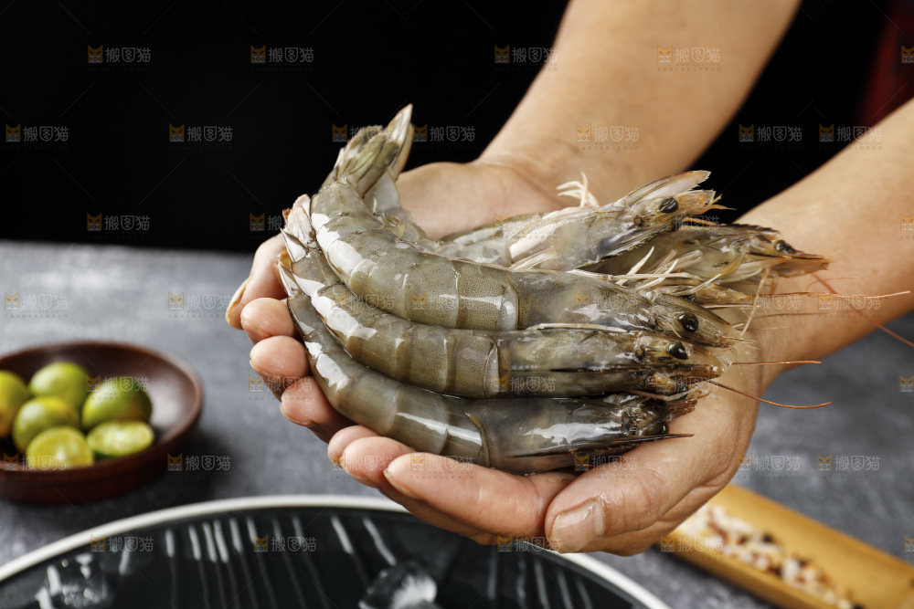 手上捧着青岛大虾