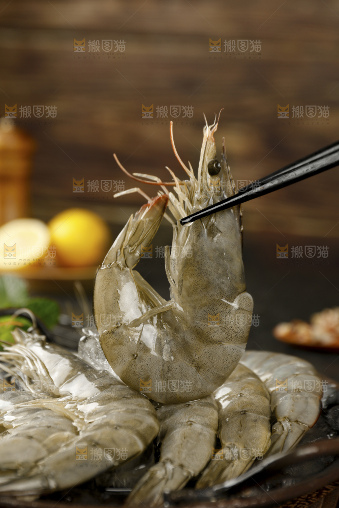 筷子上夹着大虾