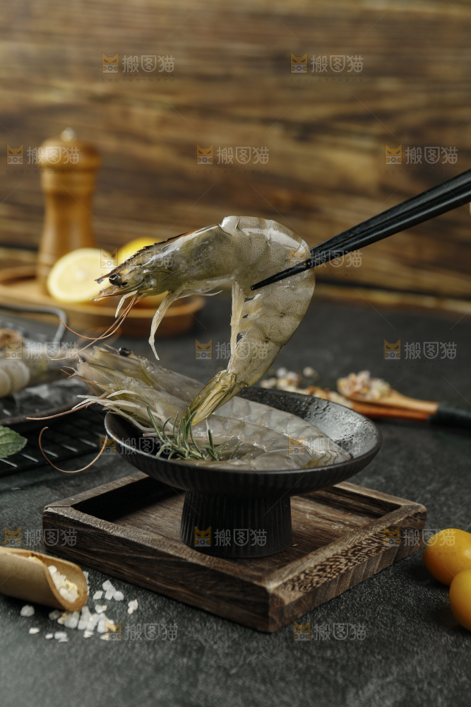 筷子上夹着大虾