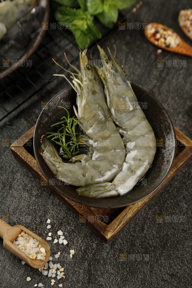 盘子里放着大虾