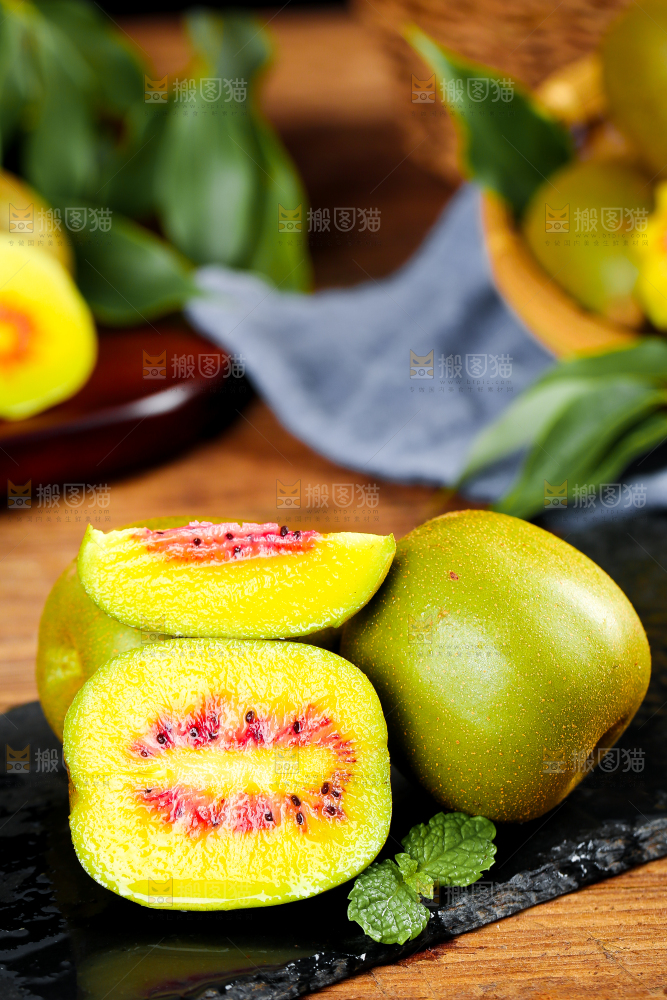 木底上放着新鲜奇异果