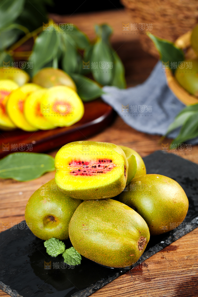 木底上放着新鲜奇异果