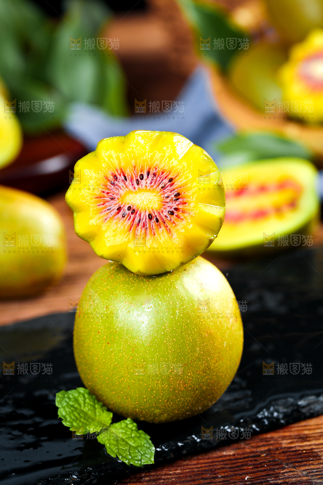 木底上放着新鲜奇异果