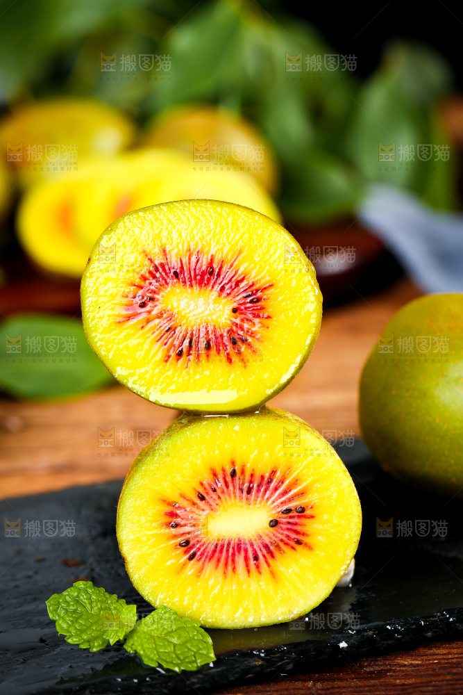 木底上放着新鲜奇异果