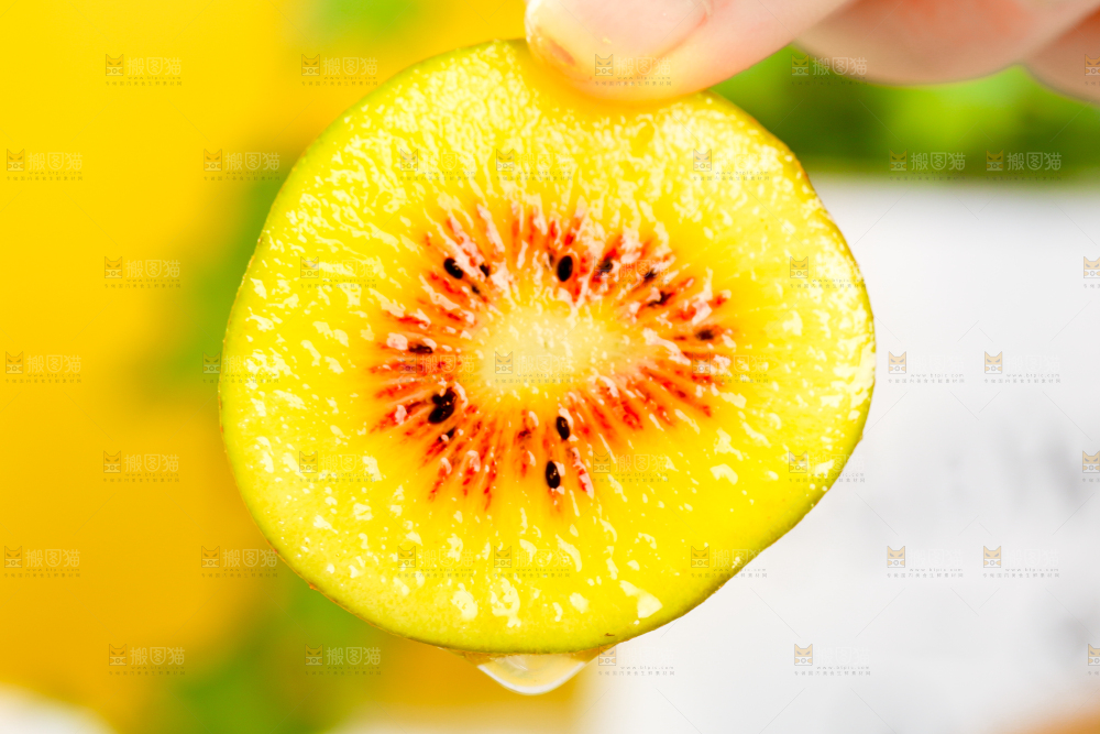 碟子里的奇异果