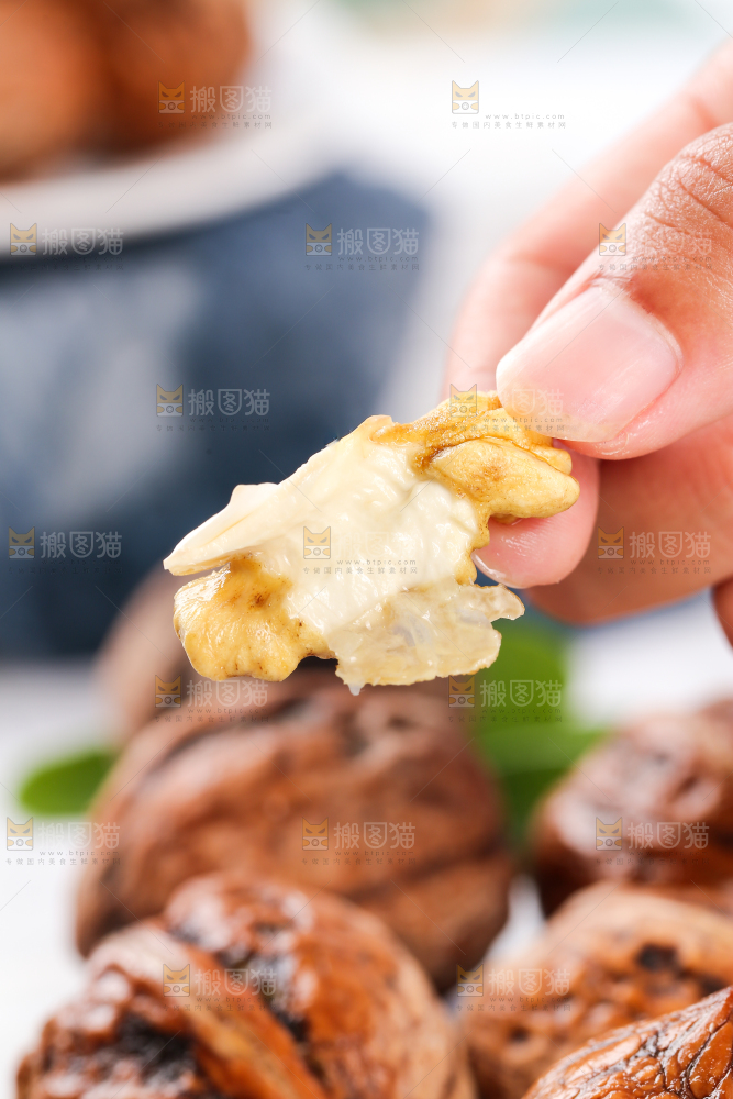 手拿着新鲜核核桃肉