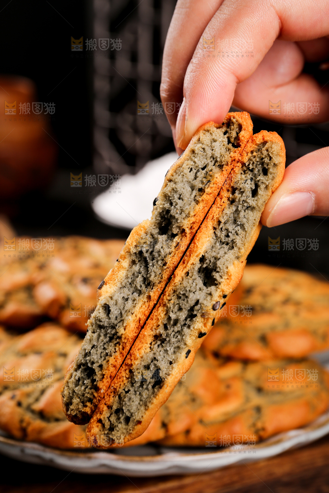 手拿着铁棍山药桃酥