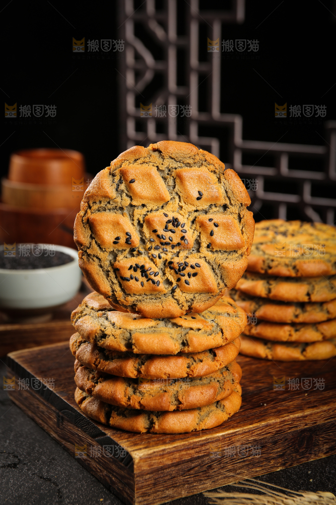 木板上的铁棍山药桃酥