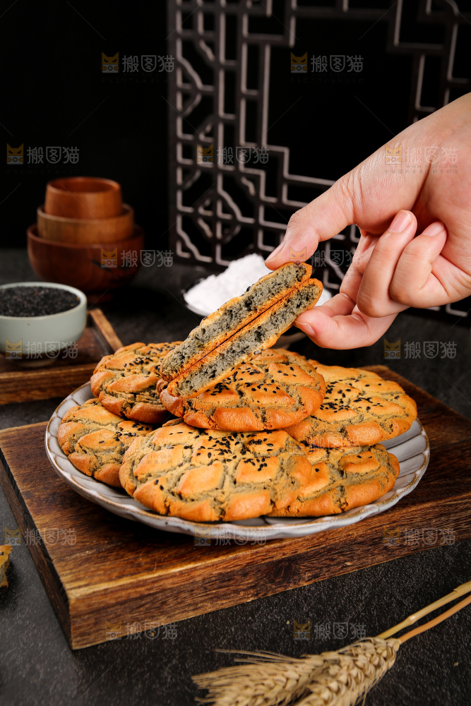 手拿着铁棍山药桃酥