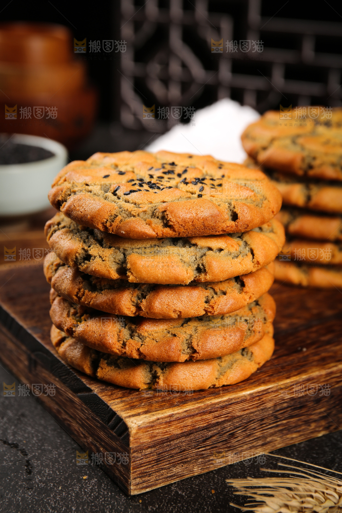 木板上的铁棍山药桃酥