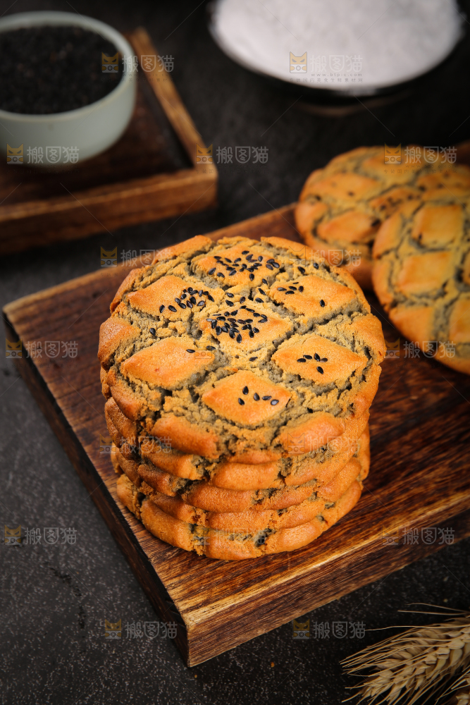 木板上的铁棍山药桃酥