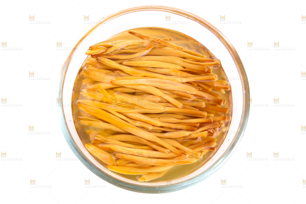 白底上的一碗黄花菜