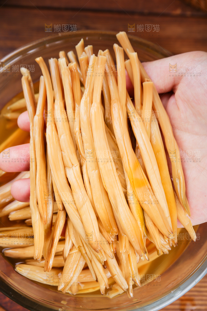 手上拿着黄花菜