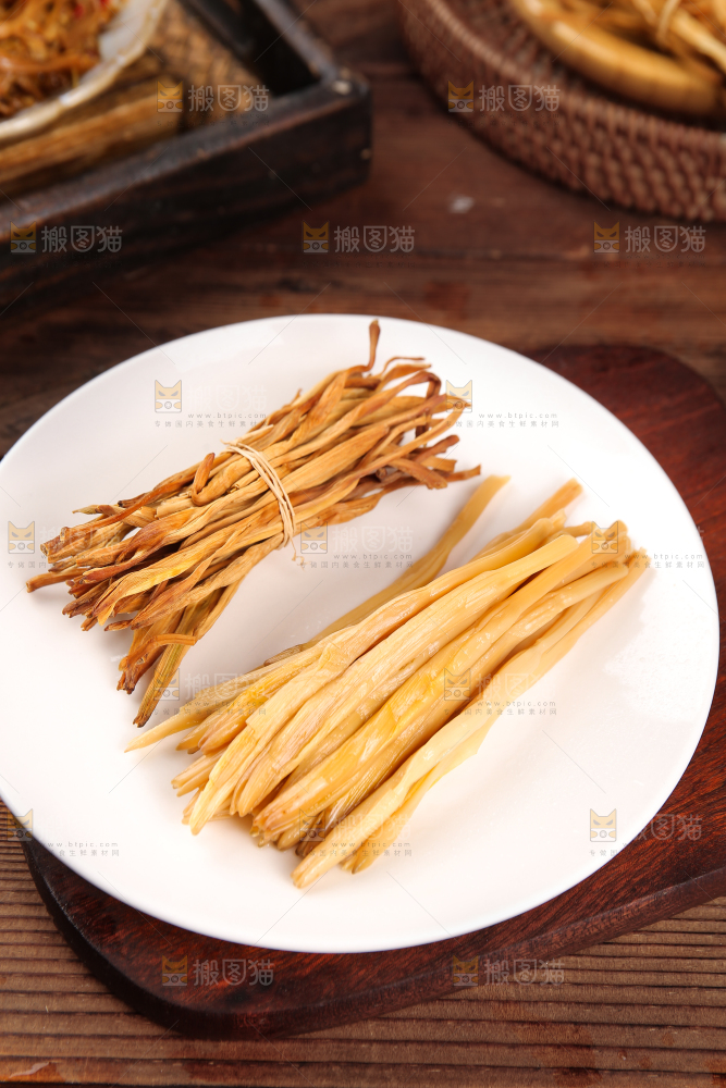 木底上的一盘干黄花