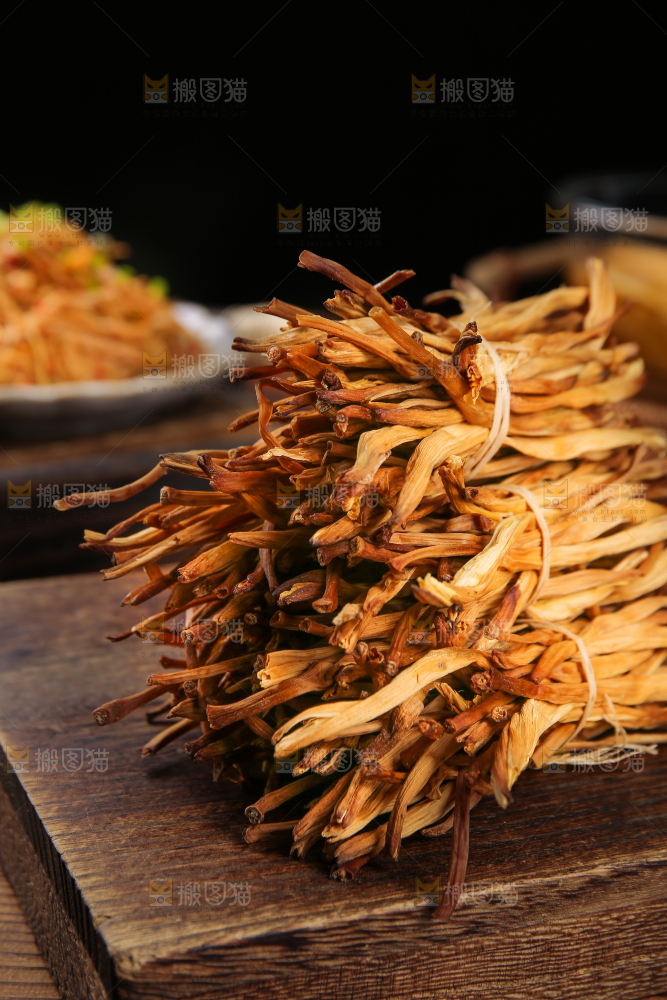 木底上的干黄花菜