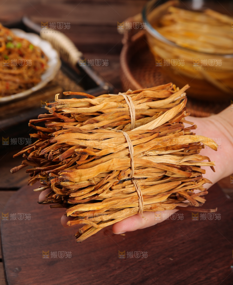手掌上放着的黄花菜