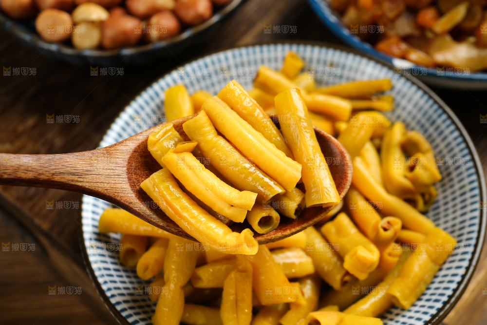 勺子上的酸豆角