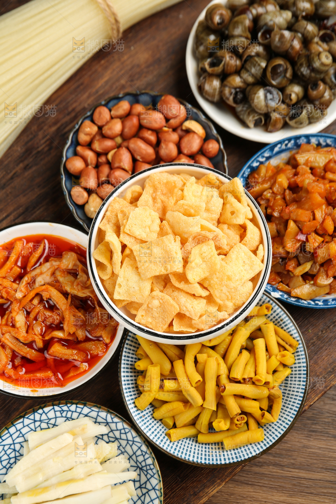 盘子里的螺蛳粉食材