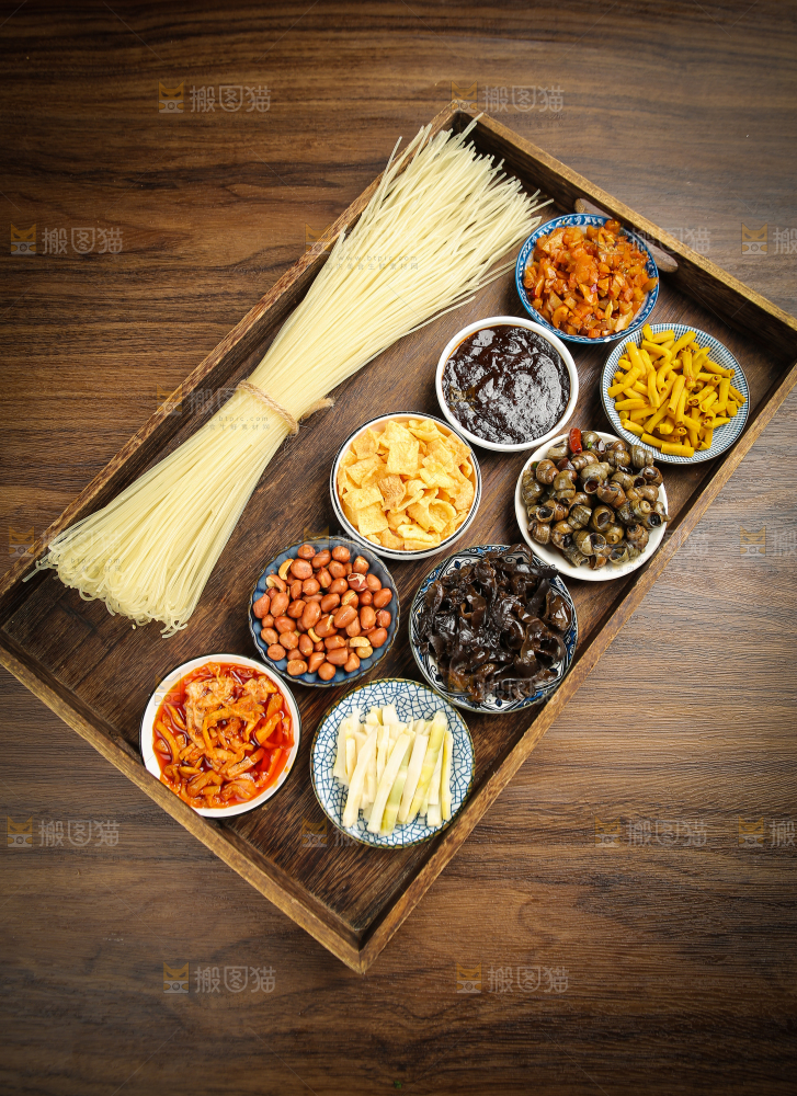 木盘里的螺蛳粉食材