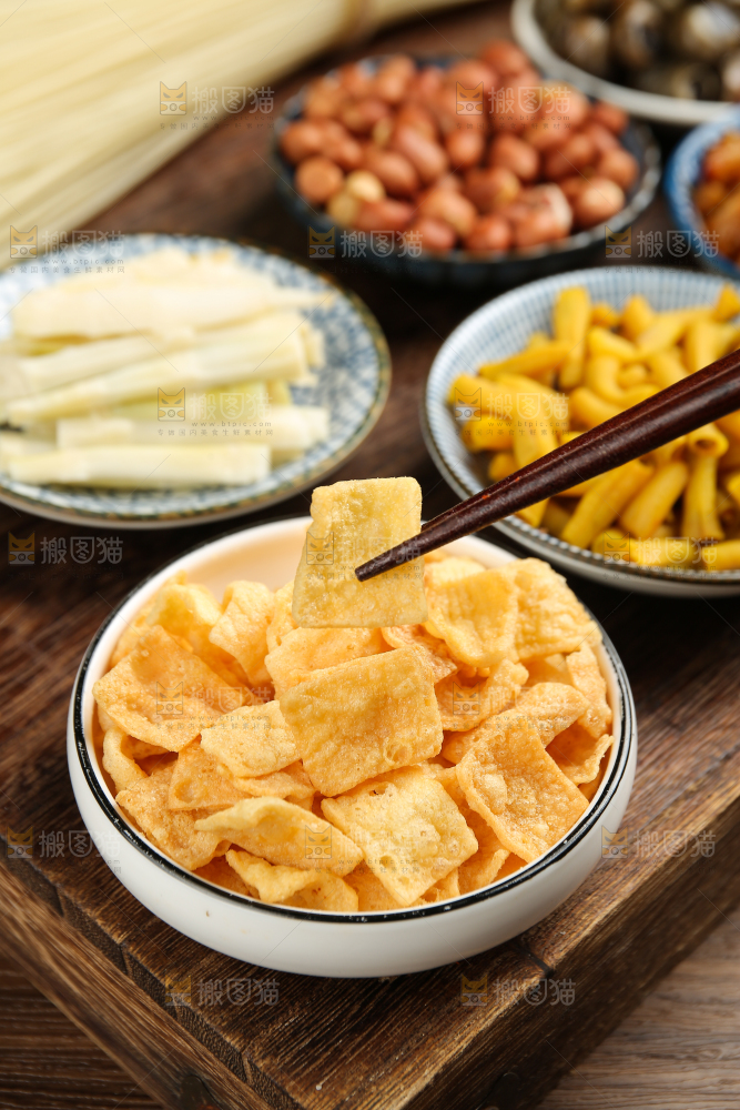 筷子上夹着的炸腐竹