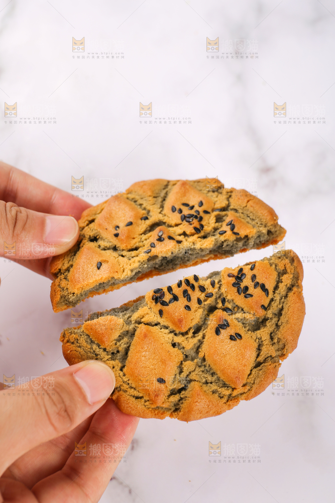 手拿着芝麻夹心桃酥饼