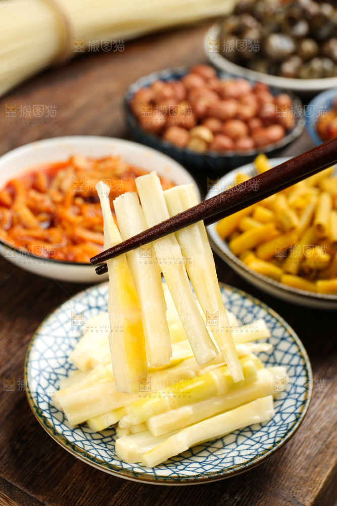 筷子上夹着酸笋