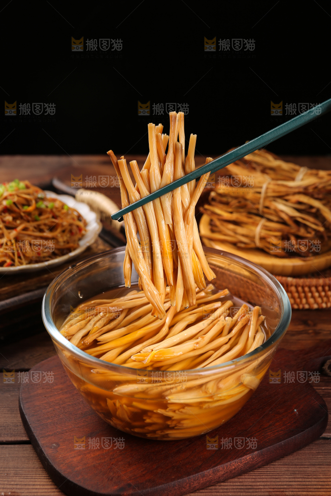 筷子上夹着黄花菜