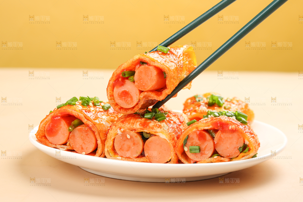 筷子夹着的烤冷面