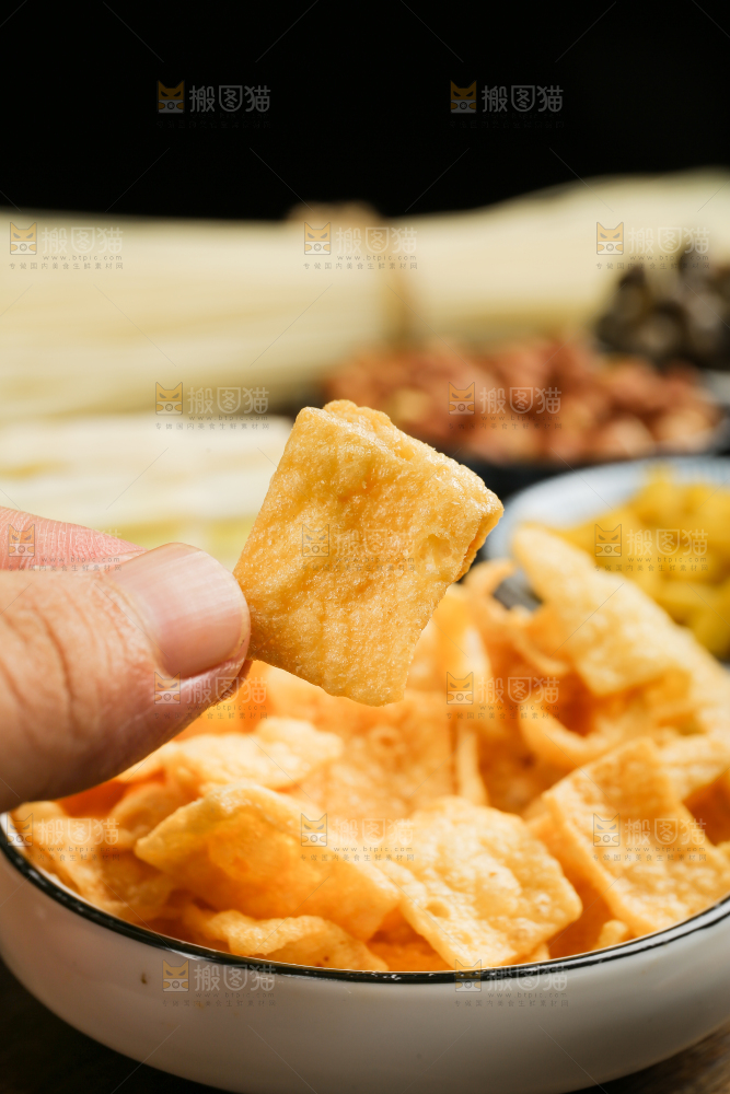 手上拿着炸腐竹