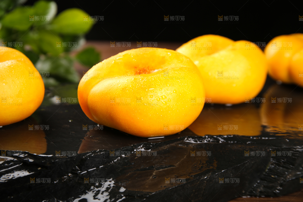 黑石板上的新鲜黄蟠桃