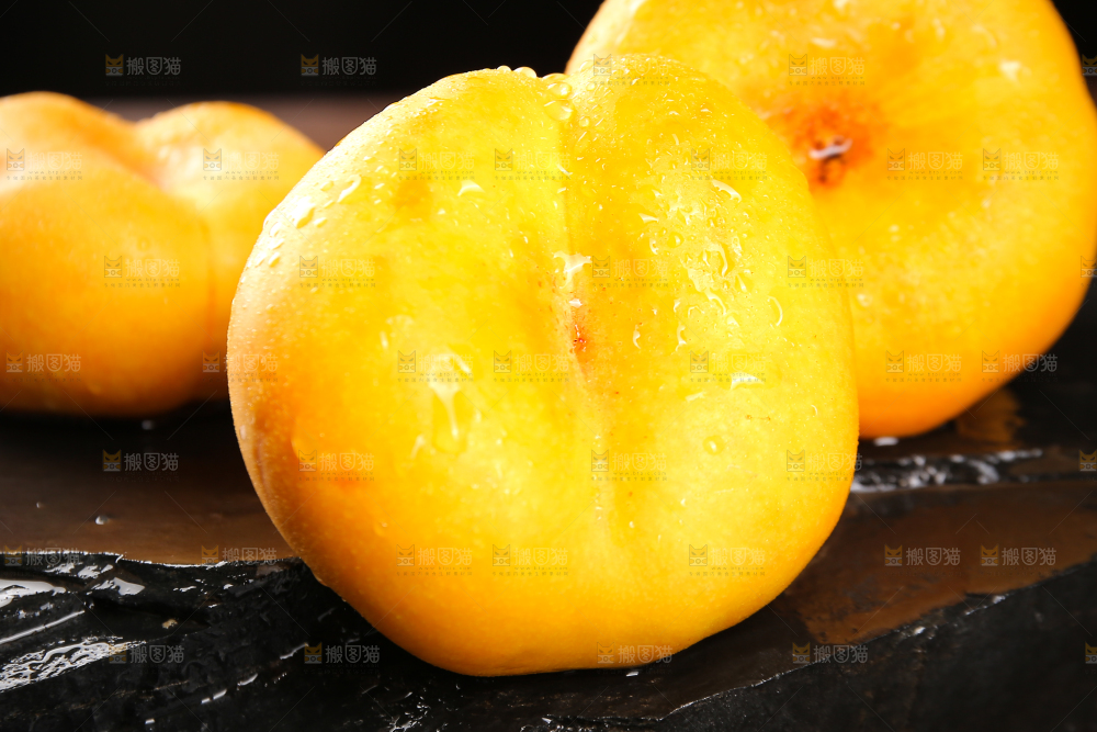 黑石板上的黄蟠桃
